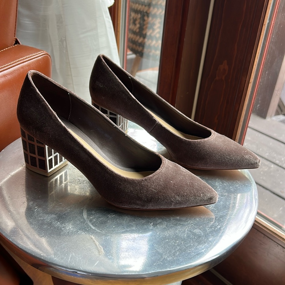 NWOT Brian Atwood Karina Velvet Block Heel Pumps With Gold Grid Heel Design